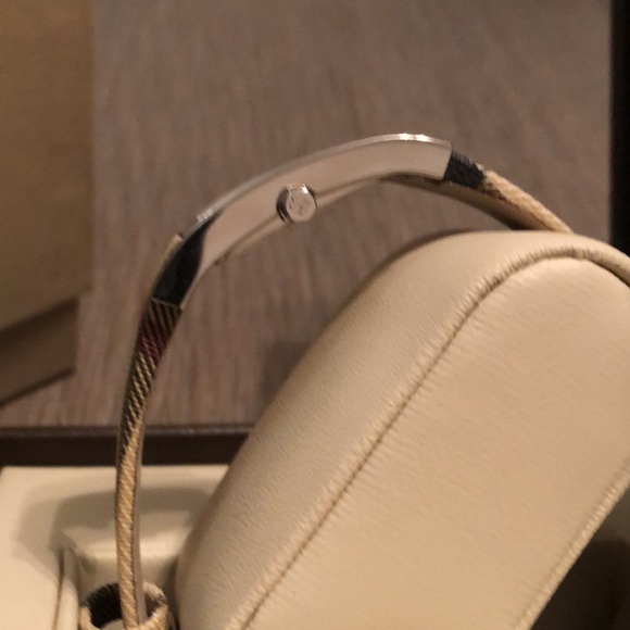 Authentic Burberry Check Band Women’s Watch - Picture 12 of 14